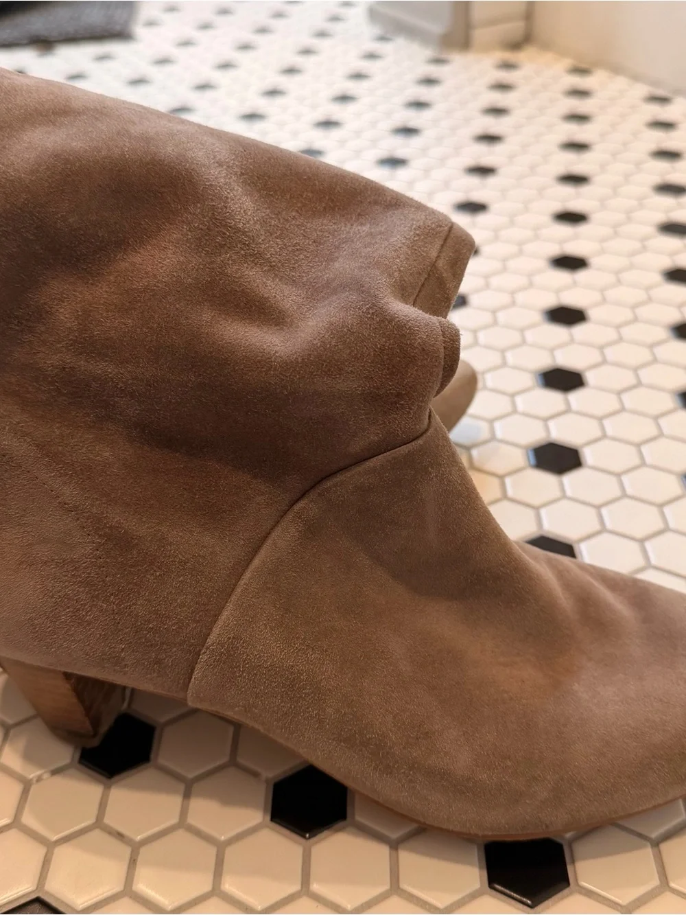 Kitten-heel slouch boots in tan - Picture 3 of 8